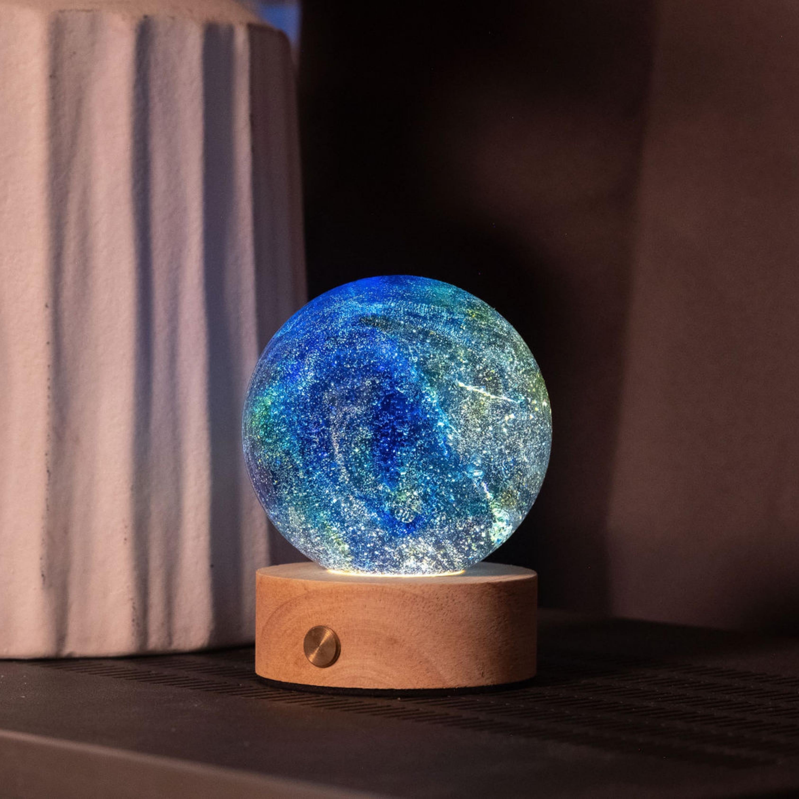 Crystal lamp with starry sky – available in cool blue or warm orange