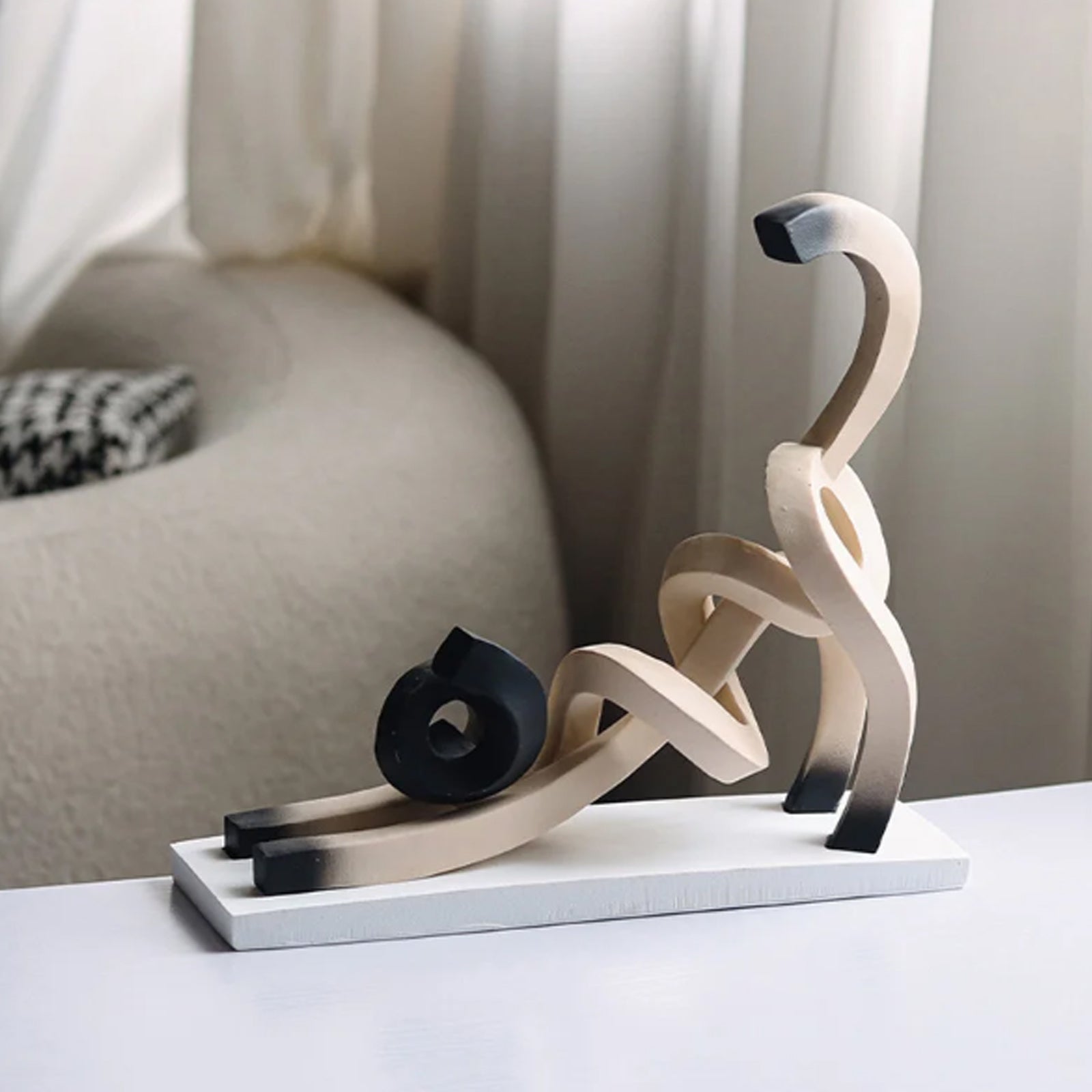 FelineAura – Minimalist Cat Sculpture for Elegant Style