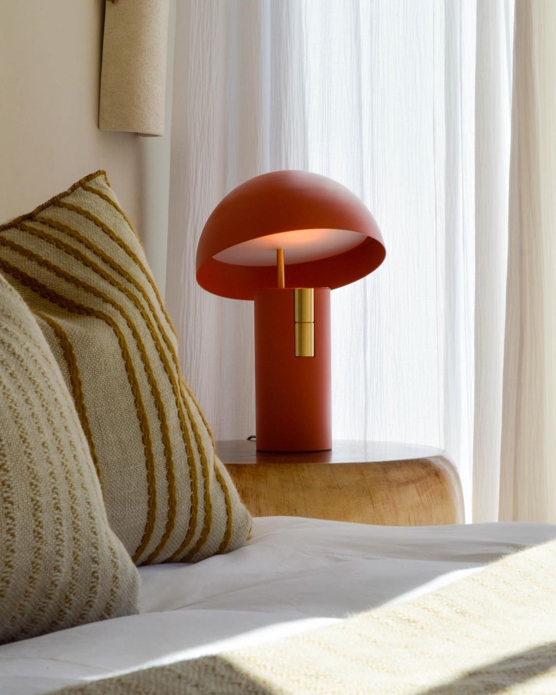 LumiCrest - Modern Table Lamp with Elegant Design (Mushroom Design)