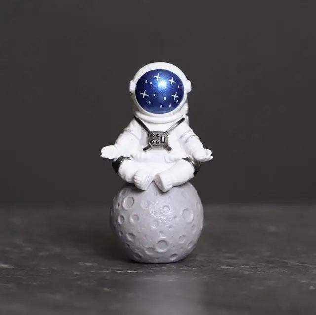 Norwegian Astronaut Figurine Made of Resin - Educational Toy and Decoration for Children (7-9 cm high)