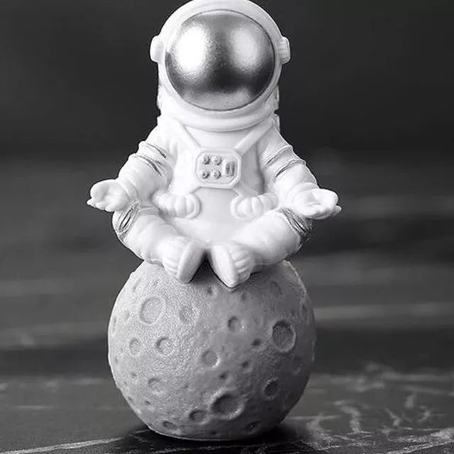 Norwegian Astronaut Figurine Made of Resin - Educational Toy and Decoration for Children (7-9 cm high)