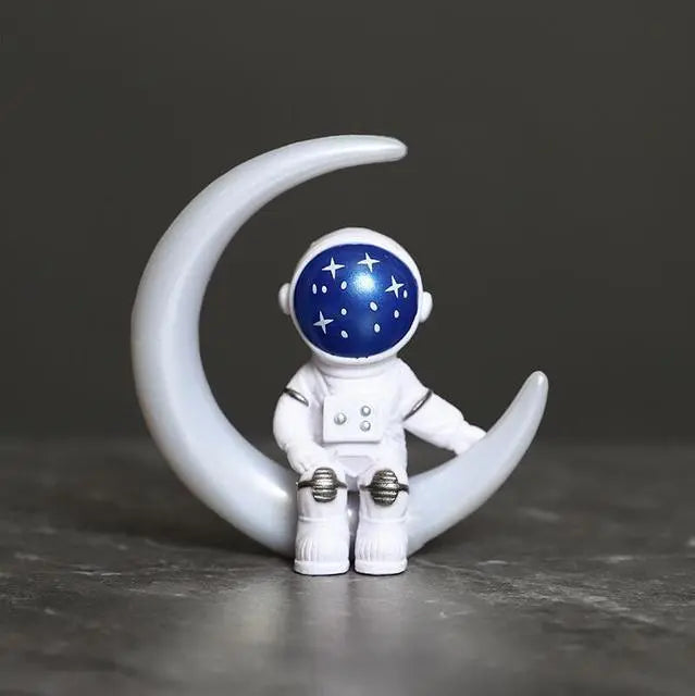 Norwegian Astronaut Figurine Made of Resin - Educational Toy and Decoration for Children (7-9 cm high)