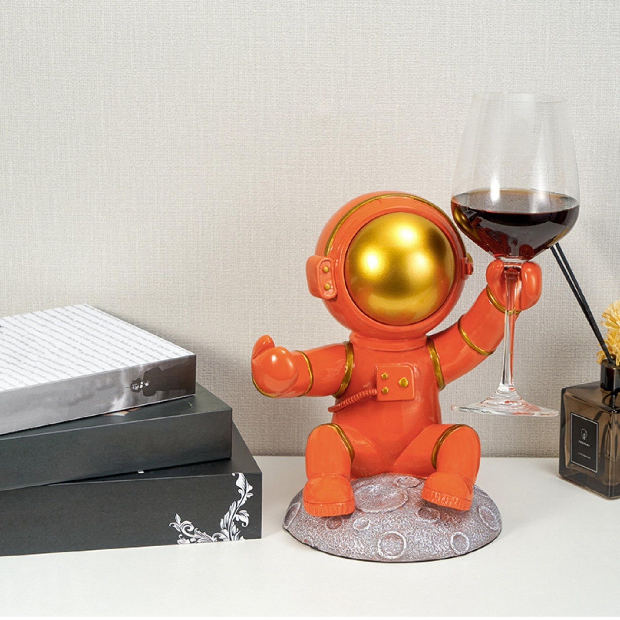 Astronaut Wine Bottle Holder with Corkscrew Support – Sturdy and Compact Decoration