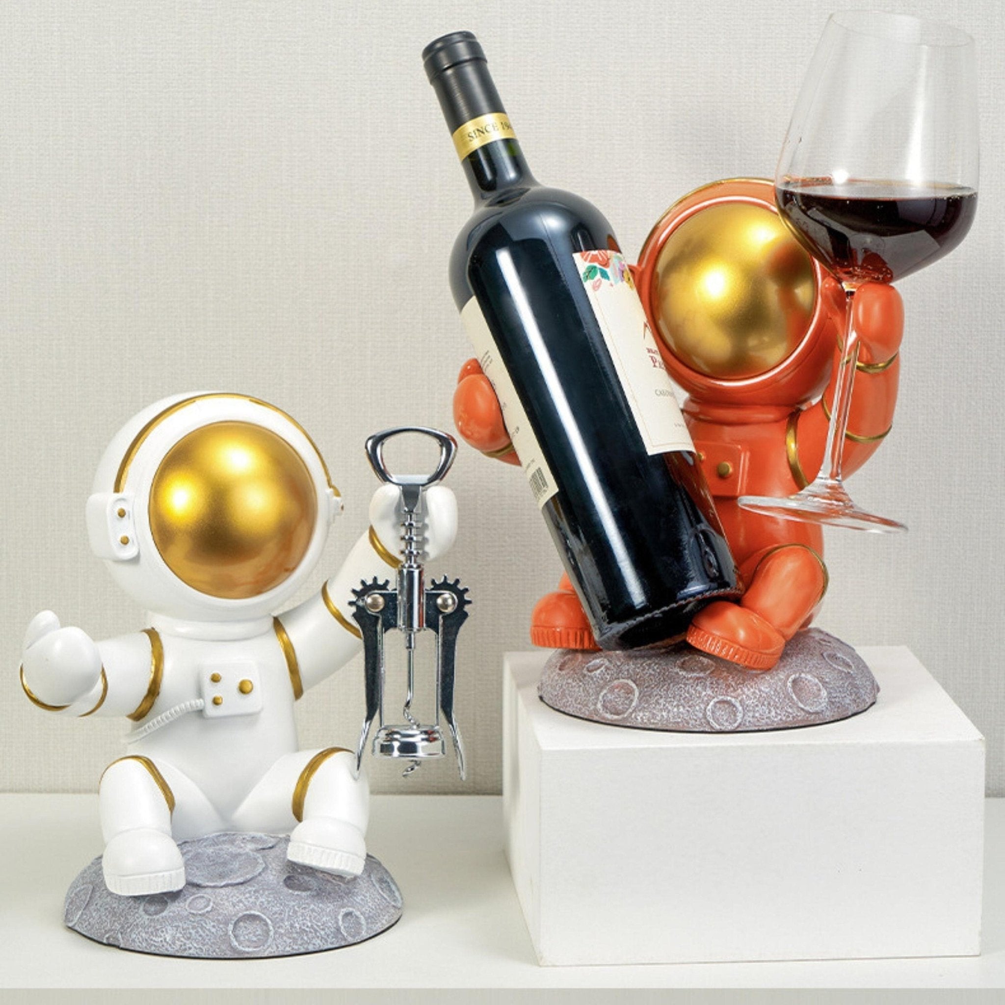 Astronaut Wine Bottle Holder with Corkscrew Support – Sturdy and Compact Decoration