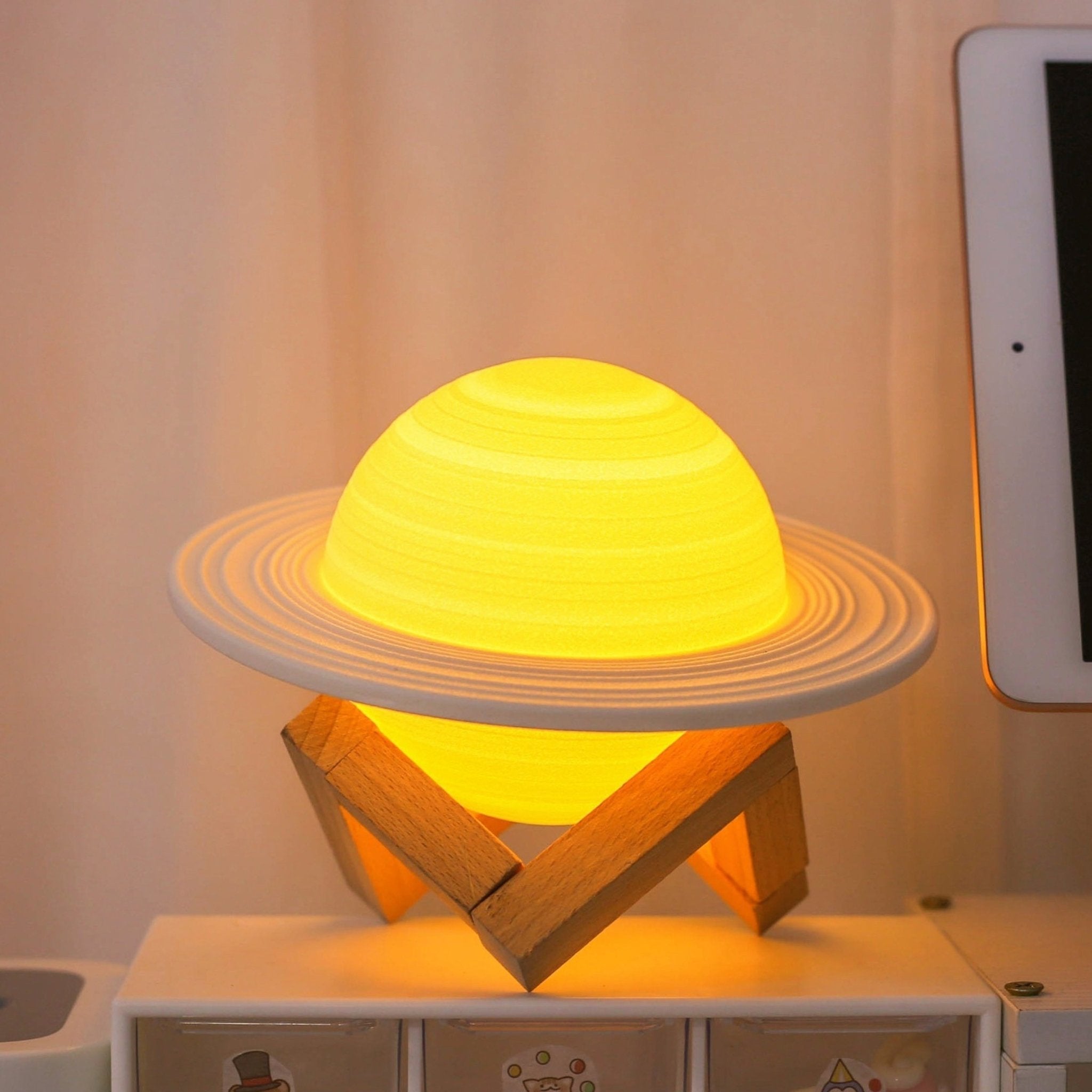 Children's Night Light with Saturn Design – Wooden Base and 3 Light Colours